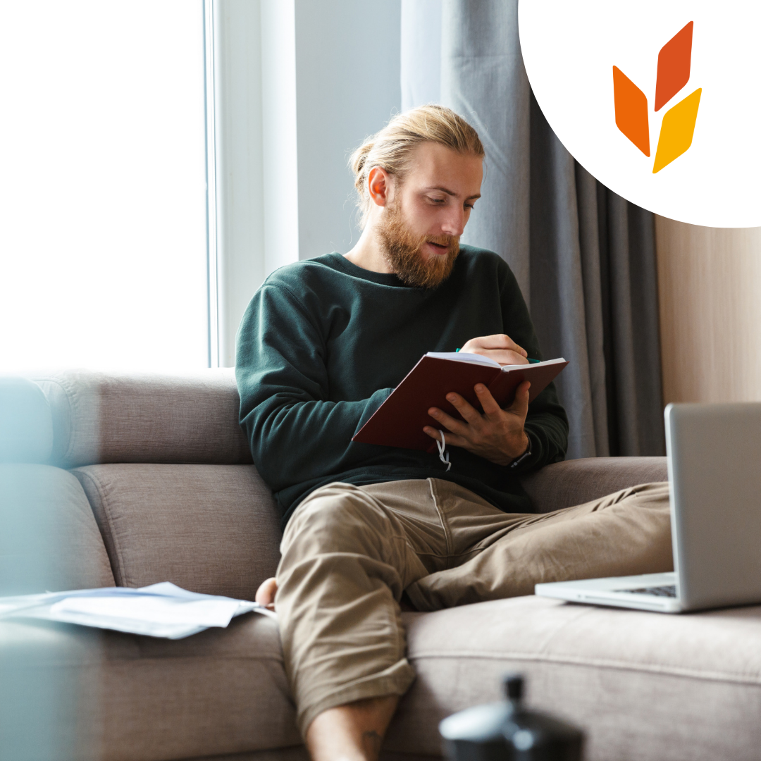 Kuvassa mies opiskelemassa verkkokurssilla